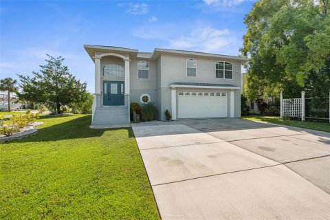 House in Hernando Beach, Florida 4 bedrooms, 276.94 sq.m. № 1352464 - photo 10