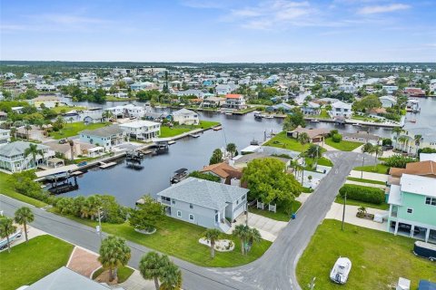 House in Hernando Beach, Florida 4 bedrooms, 276.94 sq.m. № 1352464 - photo 4