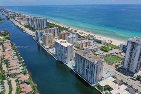 Condo in Hollywood, Florida, 1 bedroom  № 1159348 - photo 2