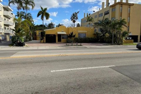 Commercial property in North Miami, Florida 305.56 sq.m. № 1209884 - photo 2