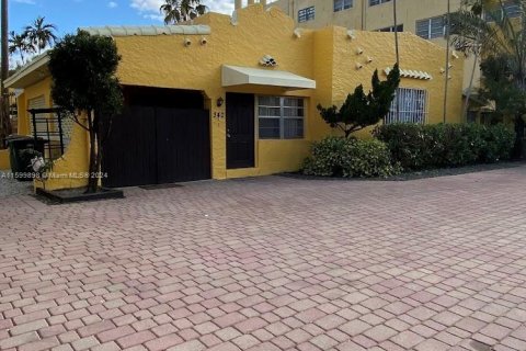 Propiedad comercial en venta en North Miami, Florida, 305.56 m2 № 1209884 - foto 3