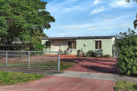 Villa ou maison à vendre à Miami, Floride: 3 chambres, 103.49 m2 № 1377173 - photo 1