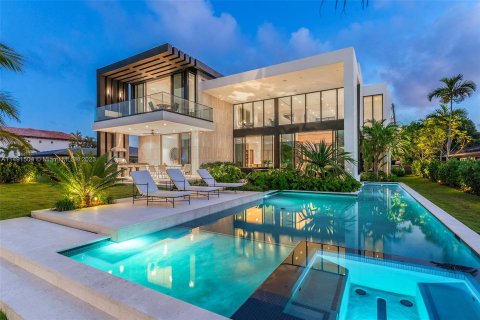 Villa ou maison à vendre à Hallandale Beach, Floride: 7 chambres, 578.78 m2 № 866228 - photo 1