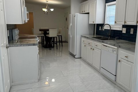 Apartamento en alquiler en Dania Beach, Florida, 2 dormitorios, 120.4 m2 № 1347622 - foto 1