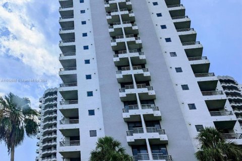 Condominio en alquiler en Aventura, Florida, 2 dormitorios, 105.63 m2 № 1347624 - foto 1