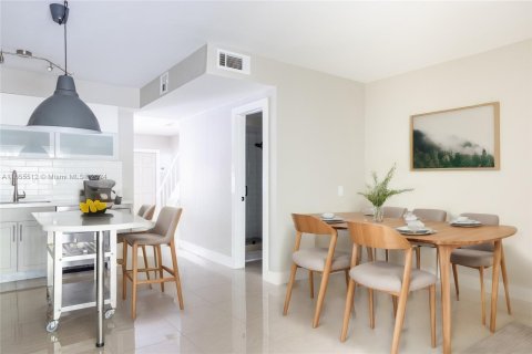 Townhouse in Miami, Florida 2 bedrooms, 109.81 sq.m. № 1354510 - photo 16