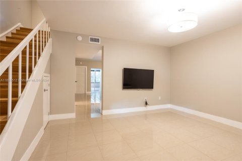 Townhouse in Miami, Florida 2 bedrooms, 109.81 sq.m. № 1354510 - photo 4