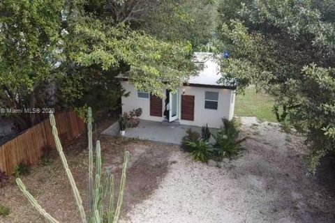 House in Miami, Florida 3 bedrooms, 69.96 sq.m. № 912350 - photo 3