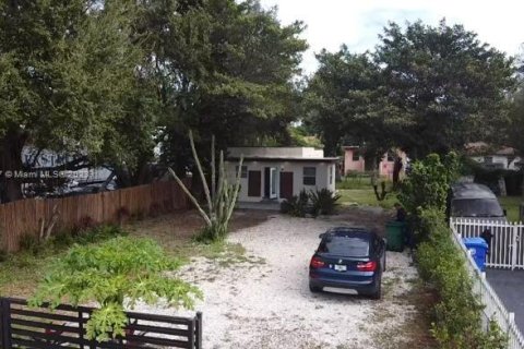 House in Miami, Florida 3 bedrooms, 69.96 sq.m. № 912350 - photo 2