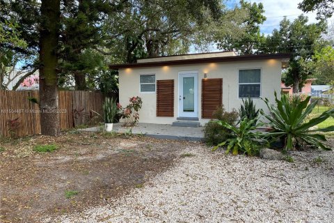 House in Miami, Florida 3 bedrooms, 69.96 sq.m. № 912350 - photo 5