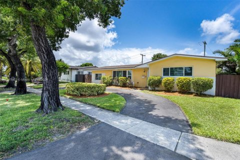 Villa ou maison à vendre à North Miami Beach, Floride: 3 chambres, 194.44 m2 № 1309825 - photo 2