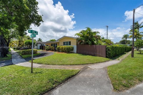 Villa ou maison à vendre à North Miami Beach, Floride: 3 chambres, 194.44 m2 № 1309825 - photo 4