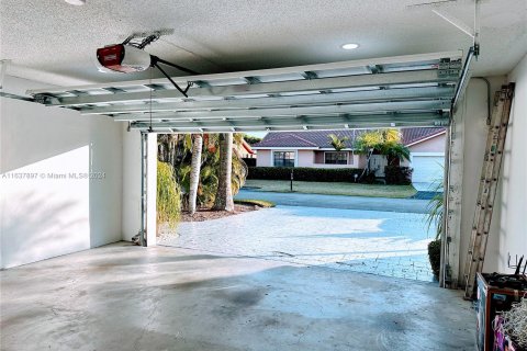 House in Miami, Florida 4 bedrooms, 191.38 sq.m. № 1309827 - photo 30