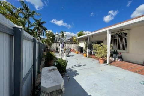 House in Miami, Florida 3 bedrooms, 154.03 sq.m. № 839935 - photo 1