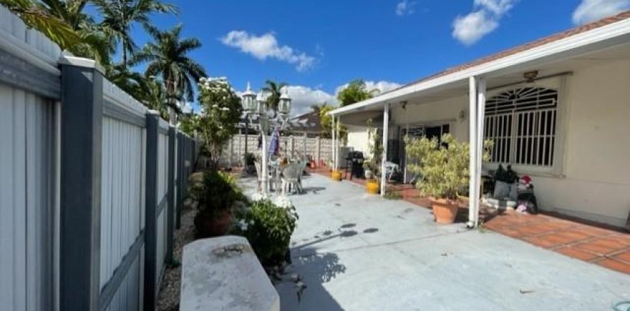 House in Miami, Florida 3 bedrooms, 154.03 sq.m. № 839935