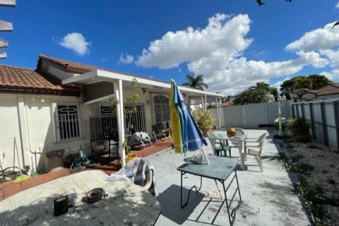 House in Miami, Florida 3 bedrooms, 154.03 sq.m. № 839935 - photo 2