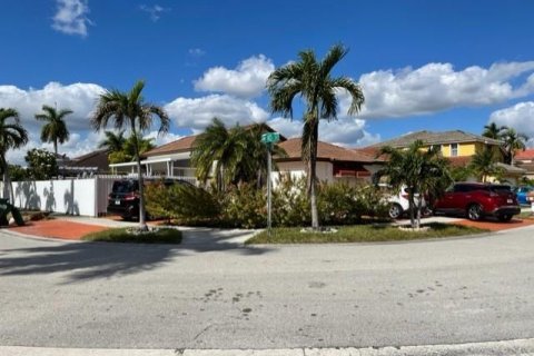 House in Miami, Florida 3 bedrooms, 154.03 sq.m. № 839935 - photo 12