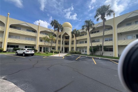 Condo in Clearwater, Florida, 2 bedrooms  № 1383274 - photo 1