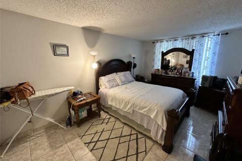 Condo in Lauderdale Lakes, Florida, 1 bedroom  № 273565 - photo 25