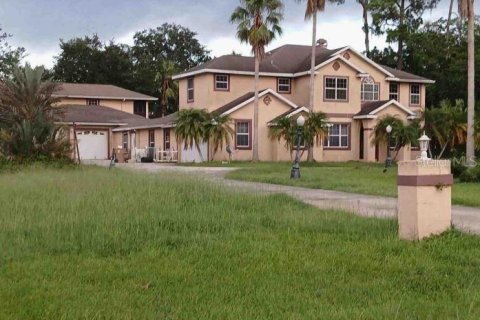 House in Kissimmee, Florida 5 bedrooms, 410.63 sq.m. № 1308178 - photo 1