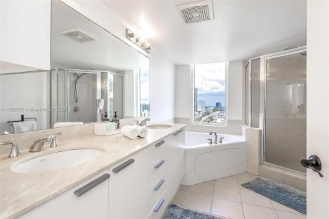 Copropriété à louer à Sunny Isles Beach, Floride: 2 chambres, 132.2 m2 № 1332826 - photo 11