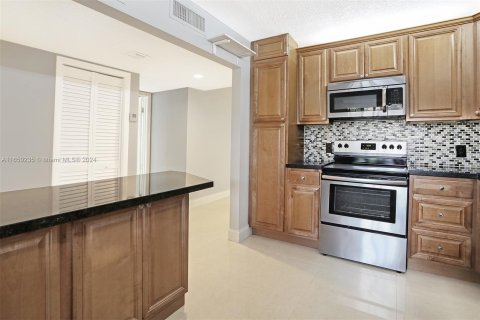 Condo in Weston, Florida, 2 bedrooms  № 1332767 - photo 14