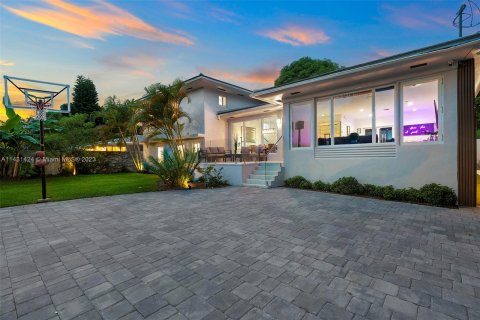 House in Miami, Florida 5 bedrooms, 219.99 sq.m. № 660503 - photo 17