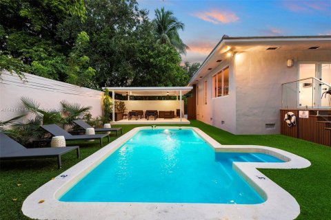 House in Miami, Florida 5 bedrooms, 219.99 sq.m. № 660503 - photo 10