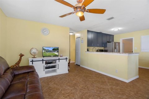 House in Tampa, Florida 3 bedrooms, 104.79 sq.m. № 1326768 - photo 4