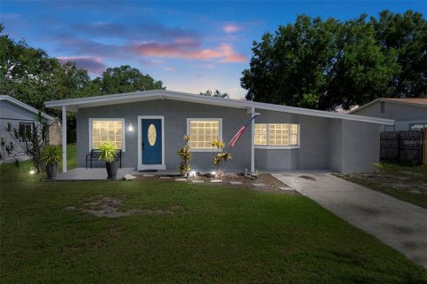 House in Tampa, Florida 3 bedrooms, 104.79 sq.m. № 1326768 - photo 2