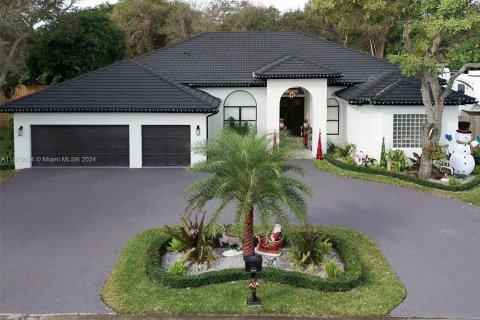 Villa ou maison à vendre à Cutler Bay, Floride: 4 chambres, 282.33 m2 № 1134756 - photo 1