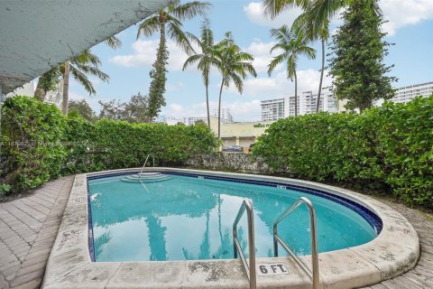 Condo in Miami Beach, Florida, 1 bedroom  № 1423483 - photo 19