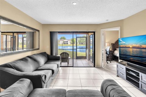 Condo in Lauderhill, Florida, 2 bedrooms  № 1173118 - photo 13