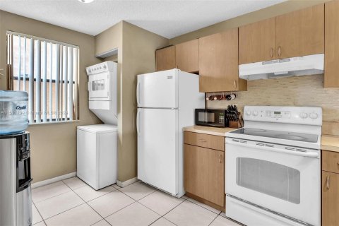 Condo in Lauderhill, Florida, 2 bedrooms  № 1173118 - photo 4