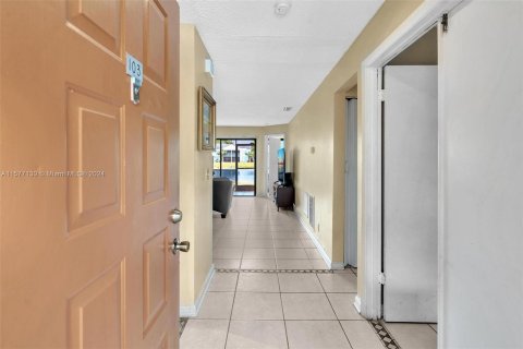 Condo in Lauderhill, Florida, 2 bedrooms  № 1173118 - photo 1