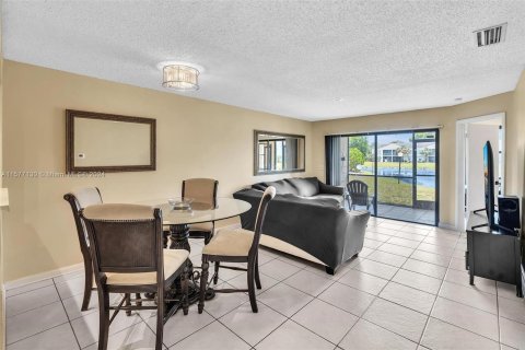 Condo in Lauderhill, Florida, 2 bedrooms  № 1173118 - photo 11