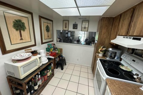 Condo in Lake Worth, Florida, 2 bedrooms  № 913695 - photo 12