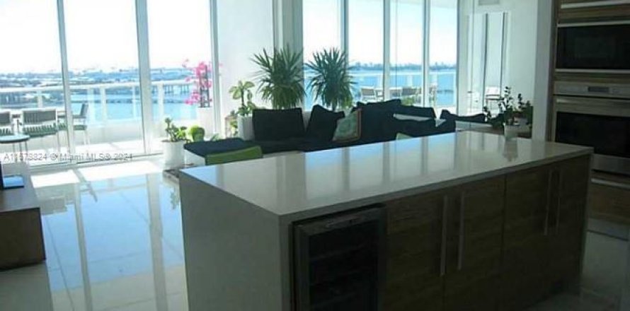 Condominio en Miami, Florida, 1 dormitorio  № 1406270