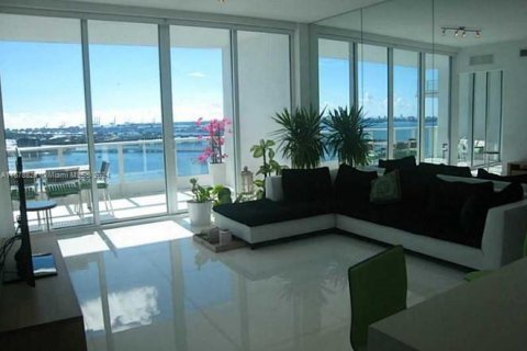 Condo in Miami, Florida, 1 bedroom  № 1406270 - photo 2