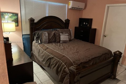 Casa en venta en Miami Gardens, Florida, 4 dormitorios, 270.35 m2 № 1310705 - foto 7