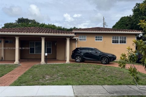 Casa en venta en Miami Gardens, Florida, 4 dormitorios, 270.35 m2 № 1310705 - foto 1