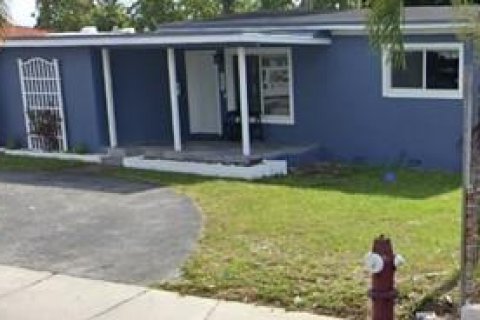 House in Hialeah, Florida 3 bedrooms, 121.52 sq.m. № 784299 - photo 1