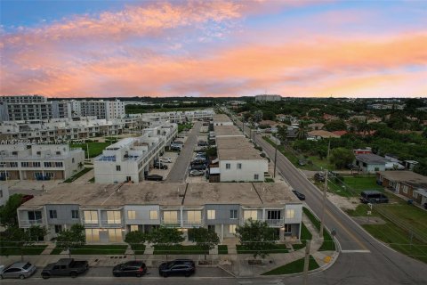 Townhouse in Homestead, Florida 4 bedrooms, 133.22 sq.m. № 1345549 - photo 1