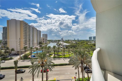 Condo in Sunny Isles Beach, Florida, 3 bedrooms  № 1240233 - photo 10