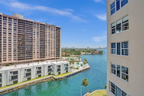 Condo in Miami, Florida, 1 bedroom  № 1176972 - photo 12