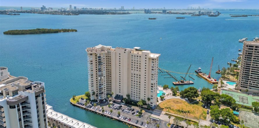 Condominio en Miami, Florida, 1 dormitorio  № 1176972