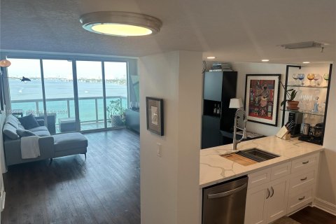 Condo in Miami, Florida, 2 bedrooms  № 1378621 - photo 8