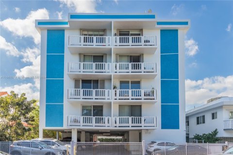 Condo in Miami Beach, Florida, 1 bedroom  № 1411967 - photo 17