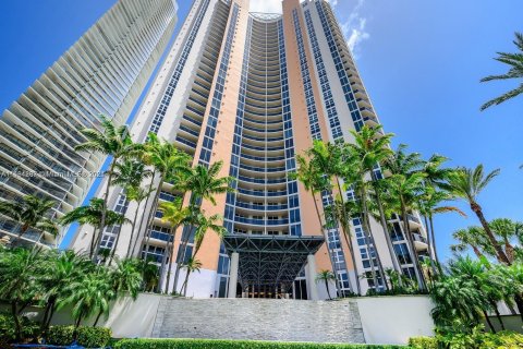 Condo in Sunny Isles Beach, Florida, 6 bedrooms  № 1411966 - photo 1