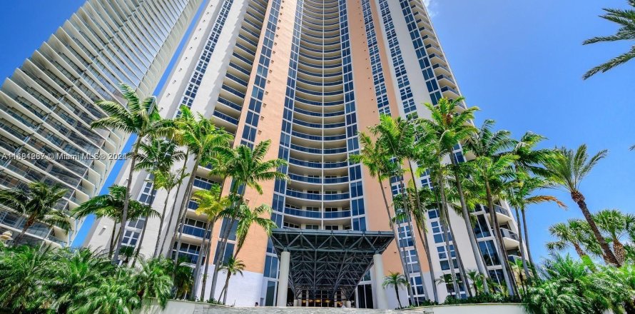 Condo in Sunny Isles Beach, Florida, 6 bedrooms  № 1411966